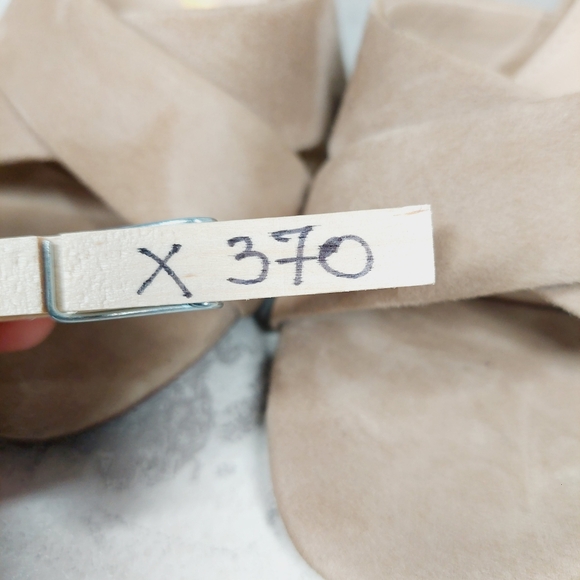 New Sam Edelman Yancy Beige Faux Suede Ankle Strap Heeled Sandals X370 - Picture 12 of 12